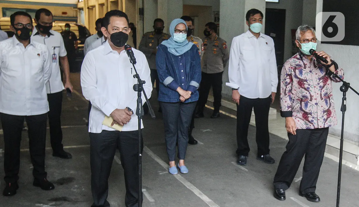 Ketua KPU Arief Budiman (kanan) bersama Kabareskrim Polri Komjen Pol Listyo Sigit Prabowo memberikan keterangan pers  usai pertemuan di Gedung KPU, Jakarta, Kamis (3/12/2020). Pertemuan itu membahas persiapan keamanan jelang Pilkada serentak 9 Desember mendatang. (Liputan6.com/Johan Tallo)
