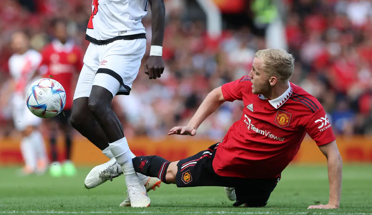 Donny van de Beek belum mampu menemukan ritme yang pas sejak kedatangannya di MU pada musim panas 2020 lalu. Musim ini, ia memiliki harapan bagus untuk masuk ke dalam piliha utama setelah ditukangi oleh mantan pelatihnya di Ajax Amsterdam, Erik ten Hag. Namun, ia malah mengalami cedera dan masih belum dapat diprediksi kapan bisa kembali membela Setan Merah. (AFP/Nigel Roddis)