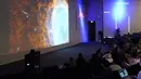 Gambar Nebula Cincin Selatan, ditangkap dari Teleskop Luar Angkasa James Webb ditampilkan di Laboratorium Propulsi Jet NASA, Pasadena, California, Amerika Serikat, 12 Juli 2022. (AP Photo/Marcio Jose Sanchez)