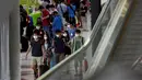 Sejumlah penumpang menggunakan masker untuk mewaspadai virus MERS saat berada di Bandara Internasional Bangkok Suvarnabhumi, Thailand, Minggu (21/6/2015). WHO mencatat ada 1.334 kasus MERS di 26 negara. (REUTERS/Kerek Wongsa)