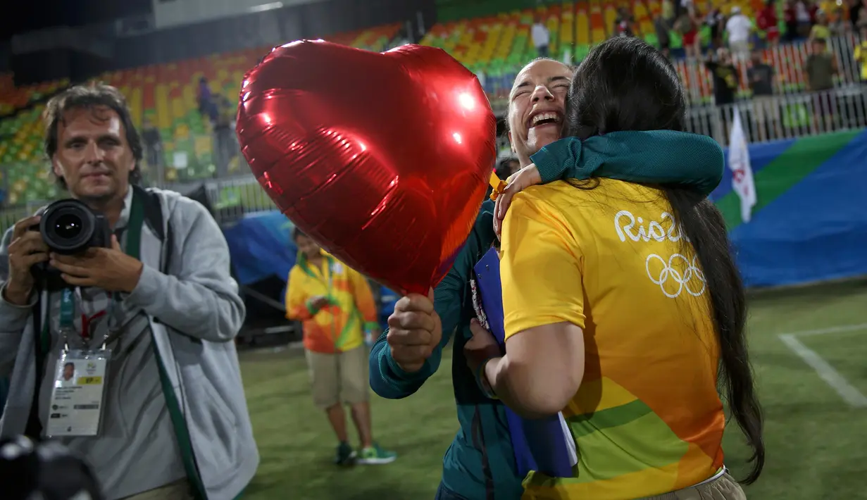 Atlet Rugby asal Brasil, Isadora Cerullo (kiri) memeluk kekasihnya, Marjorie Enya usai seremoni pemberian medali cabang olahraga rugby Olimpiade 2016 di Stadium Deodoro, Rio de Janeiro, Brasil, (8/8). (REUTERS/Alessandro Bianchi)