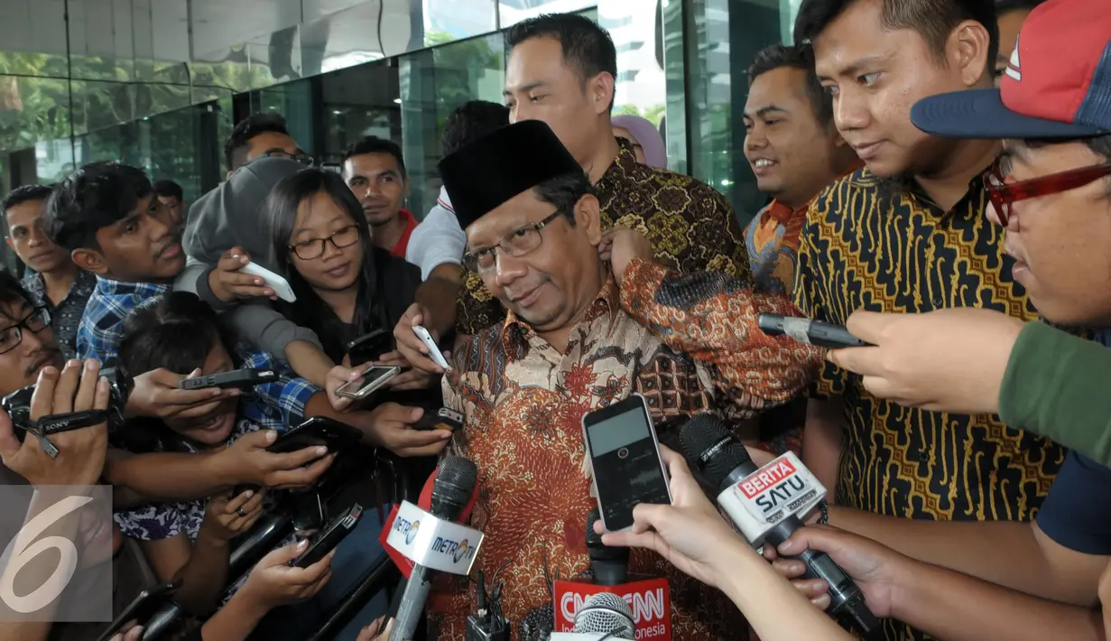 Koordinator Presidium KAHMI, Mahfud MD memberikan keterangan di Gedung KPK, Jakarta, Jumat (13/5/2016). Kedatangan Mahfud ke KPK untuk menjadi khatib Jumat di KPK. (Liputan6.com/Helmi Afandi)
