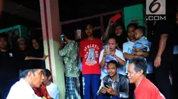 Capres nomor urut 01 Joko Widodo atau Jokowi (kiri) berbincang dengan perajin saat meninjau industri rotan rumahan di Desa Tegalwangi, Cirebon, Jawa Barat, Jumat (5/4). Jokowi mengatakan potensi industri rotan cukup besar. (Liputan6.com/Angga Yuniar)