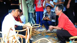 Capres nomor urut 01 Joko Widodo atau Jokowi (kiri) berbincang dengan perajin saat meninjau industri rotan rumahan di Desa Tegalwangi, Cirebon, Jawa Barat, Jumat (5/4). Jokowi mengatakan potensi industri rotan cukup besar. (Liputan6.com/Angga Yuniar)