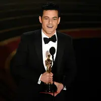 Rami Malek memberikan pidato kemenangan di atas panggung perhelatan Oscar 2019 di Dolby Theatre, Los Angeles, Minggu (24/2). Rami Malek meraih piala Oscar 2019 sebagai Aktor Pemeran Utama Terbaik di film Bohemian Rhapsody. (Kevin Winter/Getty Images/AFP)