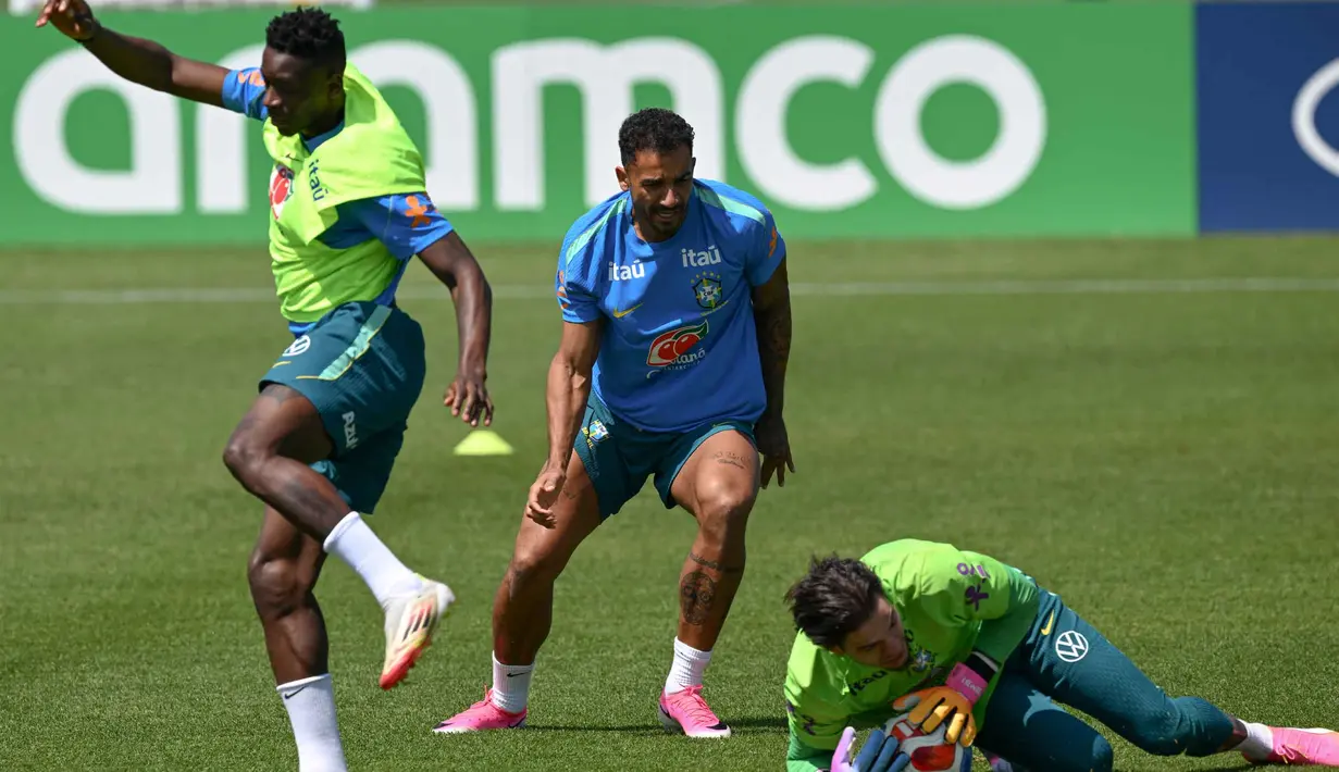 Penjaga gawang Brasil Ederson menangkap bola di samping penyerang Luiz Henrique (kiri) dan bek Danilo selama sesi latihan sebagai bagian dari persiapan menghadapi pertandingan sepak bola Piala Dunia 2026 melawan Maroko di Fasilitas Latihan Columbia Park, Morristown, New Jersey, pada 9 Juni 2026. (MAURO PIMENTEL/AFP)