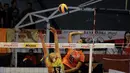 Pemain putri Jakarta PGN Popsivo, Vesina Durisic (kiri) mencoba memblok smash  Dayesi Masso C (Jakarta Bank DKI) di putaran kedua pekan ketiga Pertamina Proliga 2015 di Hall A GBK Senayan, Jakarta, Jumat (20/3/2015). (Liputan6.com/Helmi Fithriansyah)