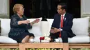 Presiden Jokowi dan Presiden Republik Chile, Michelle Bachelet bincang santai di beranda belakang Istana Merdeka, Jumat (12/5). Presiden Chile berkunjung ke Indonesia untuk membahas penguatan kerja sama bilateral Indonesia - Chile. (Bay ISMOYO/AFP)