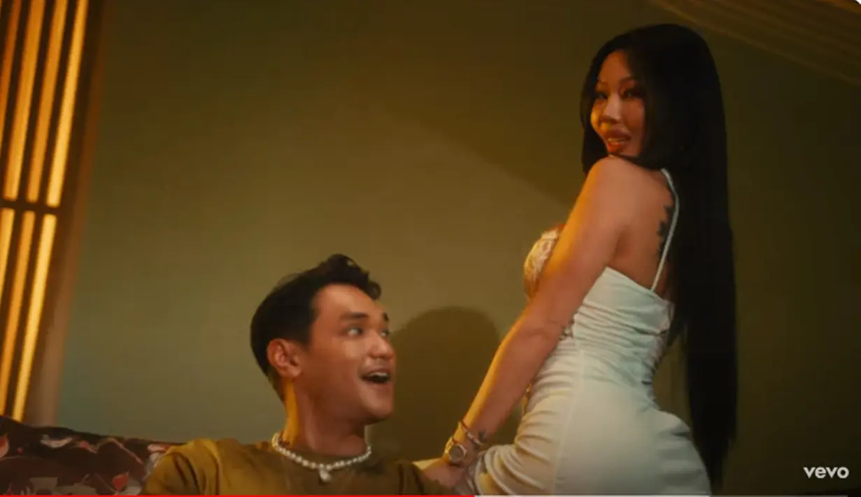Afgan sendiri diketahui pertama kali bertemu dan kenal dengan Jessi melalui sebuah festival musik pada 2022 lalu. Bahkan, dirinya sempat mengunggah potret dengan Jessi saat berada di belakang panggung. (Liputan6.com/YouTube/@afganofficial)