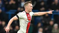 Southampton menjadi satu dari tiga tim yang sudah dipastikan terdegradasi dari Premier League musim 2022/2023 untuk bermain di Championship musim depan. Dengan turun kasta, tentu tak semua pemain dalam skuad Southampton musim ini akan rela membela The Saints di Championship. Beberapa pemain andalan yang tampil menonjol bersama Southampton memiliki opsi mencari klub baru untuk menyelamatkan karier mereka, apalagi ada beberapa klub besar yang meminatinya. Seperti 5 pemain berikut ini. (AFP/Adrian Dennis)