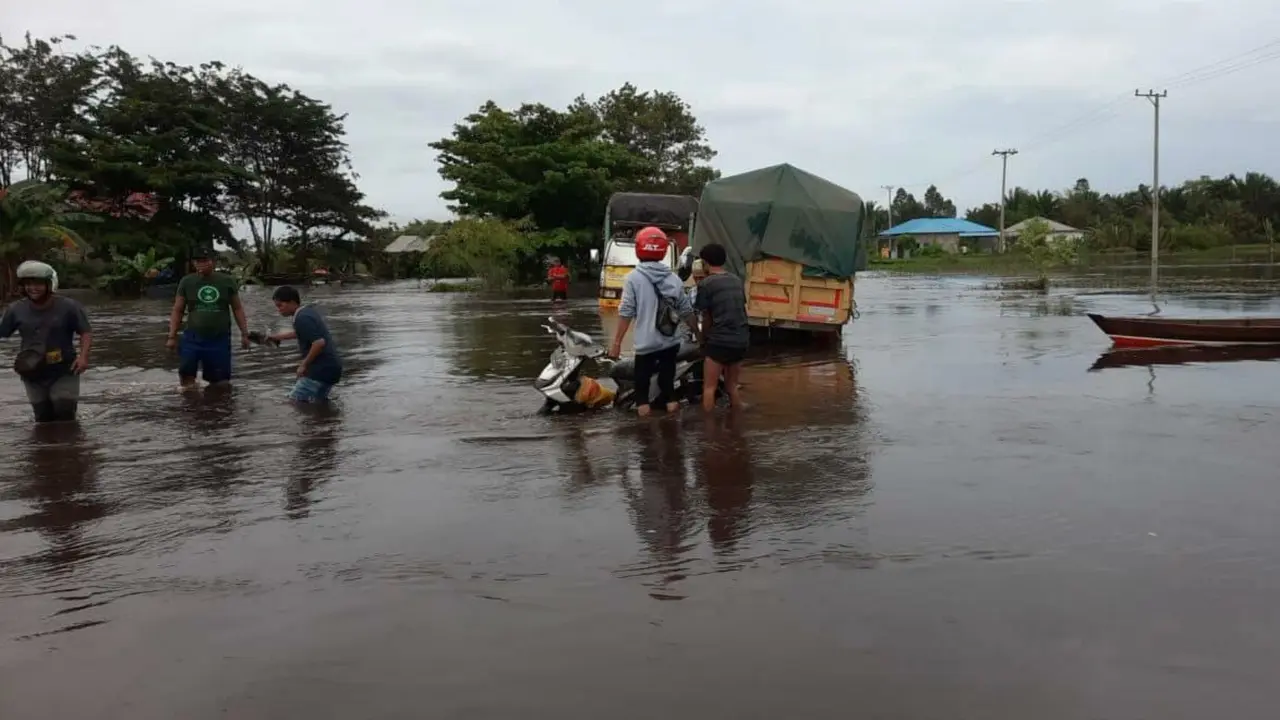 Kementerian PUPR membantu penanganan darurat bencana gempa bumi berkekuatan magnitudo 6,2 SR di Kabupaten Majene, Sulbar dan banjir di Kota Bannarmasin dan sekitarnya, Kalsel. (Dok Kementerian PUPR)