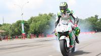 Cal Crutchlow melakukan Burn-Out di hadapan para penggemarnya. (Castrol Indonesia)