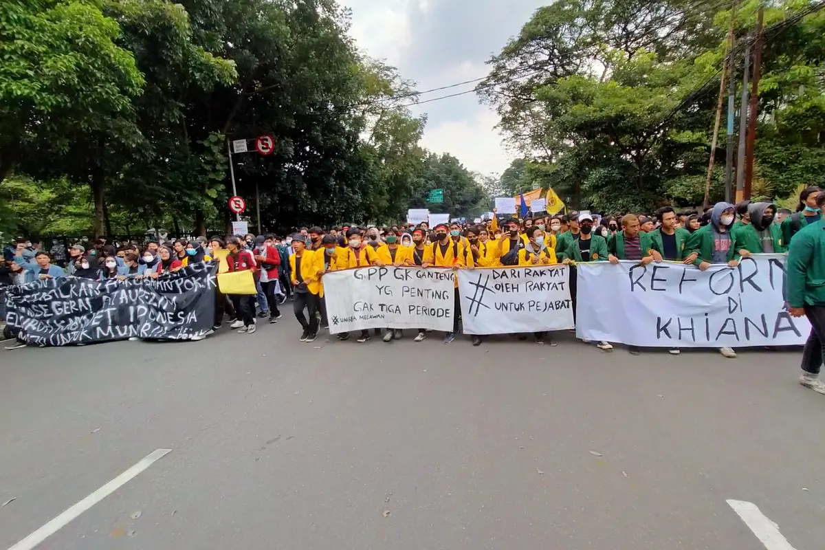 Ratusan mahasiswa dari berbagai elemen mulai mendatangi Gedung Sate di Kota Bandung, Jawa Barat, Senin (11/4/2022) (Liputan6.com/Huyogo Simbolon)