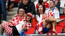 Dua suporter perempuan Timnas Kroasia bergembira bersama sebelum pertandingan melawan timnas Turki  di Kualifikasi  Grup D Euro 2016 di Stadion Parc des Princes, Paris, Prancis, (12/6). (REUTERS / Darren Staples)