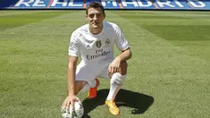 Mateo Kovacic bocah ajaib asal Kroasia beraksi di depan ribuan fans saat pengumuman dirinya resmi menjadi pesepak bola Real Madrid.