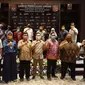 Foto bersama KPU Indramayu dan empat bakal pasangan calon di Pilkada Indramayu. Foto (Istimewa)