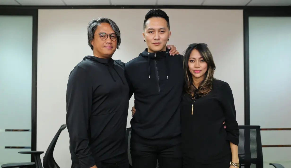 "Kami (dengan keluarga Edison) sudah satu suara, jika apa yang terjadi saat ini adalah sebuah musibah," ujar Demian Aditya yang didampingi istri dan kakak Edison Wardhana. (Adrian Putra/Bintang.com)