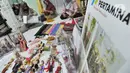 Ibu rumah tangga menyelesaikan pembuatan boneka adat Indonesia di Ammie Dolls di Komplek Pondok Tirta, Depok, Kamis (13/08/2020). Pada masa pandemi ini produksi dan penjualan anjlok hingga 95 persen menyebabkan perajin beralih ke bidang lain untuk mencukupi kebutuhan hidup. (merdeka.com/Arie Basuki)