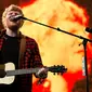 Ekspresi penyanyi Ed Sheeran saat menghibur penonton di Festival Glastonbury di Worthy Farm, di Somerset, Inggris (25/6). Festival akbar tersebut digelar pada 21 sampai 25 Juni 2016. (Photo by Grant Pollard/Invision/AP)