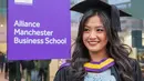 Pada Mei 2024 lalu, wanita dengan nama lengkap Isnania Nurlintang Aqmarina ini sempat balik ke Indonesia untuk melangsungkan pernikahan. Kerja kerasnya dibayar tuntas, Lintang Aqmarina resmi menyabet gelar MBA atau Master of Business Administration. Pendidikan S2 yang ditempuh Lintang berbeda dari pendidikan S1. Diketahui Lintang mengambil jurusan teknik ketika S1. (Liputan6.com/IG/@lintangaqmarina)