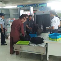 Gatot Brajamusti saat datang di bandara udara Soekarno Hatta, Tangerang, Provinsi Banten tanpa diborgol dan bergaya dengan kacamata hitam. (istimewa)