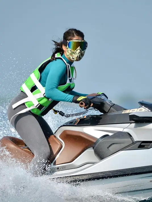 Bermain jet ski dengan berpacu dalam kecepatan sudah menjadi kegiatan yang ia sukai. Banyak momen menegangkan saat memacu kecepatan di atas air yang tidak semua orang berani. Namun Karenina Sunny pun terlihat sangat menikmatinya. (Liputan6.cm/IG/@kerenina_sunny)