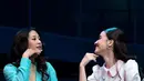 Sherina Munaf dan Mawar Eva beradu akting di panggung drama musikal Memeluk Mimpi-Mimpi. [@sherinamunaf]