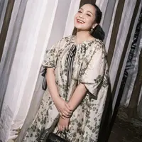 Nagita Slavina juga tampil elegan dengan dress bermotif dari Biyan. @biyanofficial.