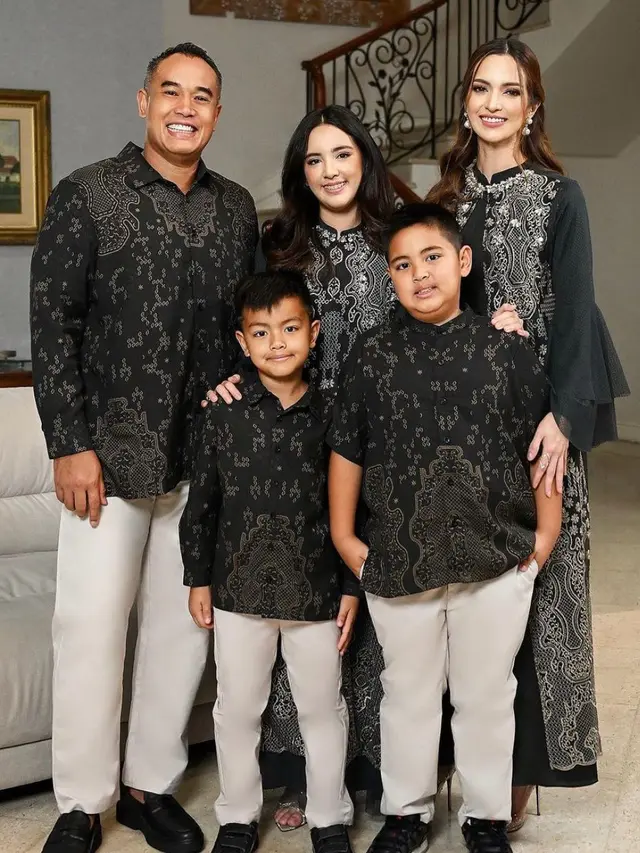 Potret keluarga Nia Ramadhani dan Ardie Bakrie (Sumber: Instagram/ramadhaniabakrie)