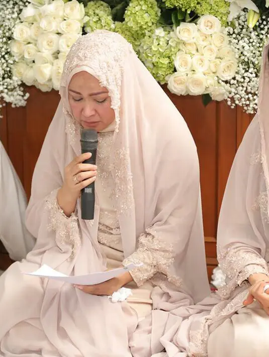 Bagi Nabila, pernikahannya dengan Reshwara merupakan tuntutan dari pemilik takdir, Allah, sekaligus sebagai pembuat skenario, produser, dan sutradara dalam cerita hidupnya. (Ruben Silitonga/Bintang.com)