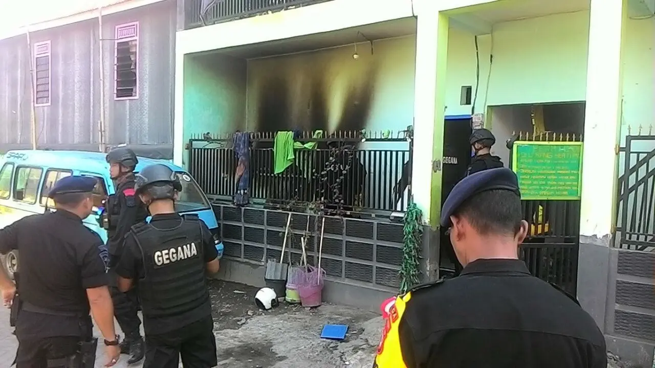 Tim Gegana Brimob Polda Sulsel sedang melakukan olah TKP (Liputan6.com/ Eka Hakim)