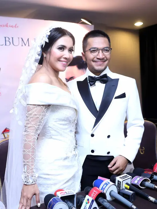 Mini konser yang dikemas romantis oleh Denada dan Ihsan Tarore itu di gelar dikawasan kawasan Antasari, Jakarta Selatan, Minggu (26/2/2017). (Nurwahyunan/Bintang.com)