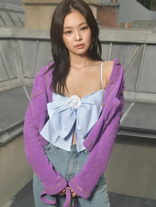 Dalam beberapa tahun terakhir, Jennie telah memilih penampilan yang sederhana, namun chic saat menghadiri pertunjukan dan acara untuk Chanel. Di tahun 2019, Jennie pernah terlihat mengenakan cropped tie front top berwarna powder blue yang dipasangkan dengan tweed cardigan ungu, jeans accessorized, dan mini flap shoulder bag dari Chanel.