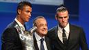 Cristiano Ronaldo dan Gareth Bale foto bersama dengan Presiden Real Madrid Florentino Perez setelah pemilihan Pemain Terbaik Eropa musim 2015-2016 di Monako, (25/8). (REUTERS/Eric Gaillard)