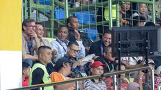 Pelatih kepala Timnas Indonesia, Patrick Kluivert (tengah) bersama asisten pelatih Alex Pastoor (kiri), Gerald Vanenburg (kedua kiri), dan Denny Lanzaat menyaksikan laga Persija Jakarta melawan PSBS Biak dalam laga lanjutan BRI Liga 1 2024/2025 di Stadion Patriot Candrabhaga, Bekasi, Minggu (02/02/2025). (Bola.com/Bagaskara Lazuardi)