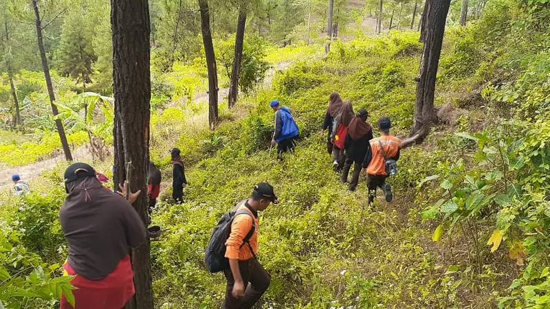 Pencarian Nenek Datem di hutan sekitar kawasan obyek wisata Wadas Tumpang, Jatilawang, Banyumas. (Foto: Liputan6.com/Tagana Banyumas/Muhamad Ridlo)