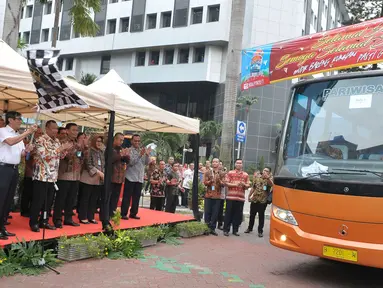 Menteri Hukum dan HAM (Menkumham) Yasona Laoly melepas mudik bersama pegawai Kemenkumham ke kampung halaman di lapangan upacara Kementerian Hukum dan HAM, Jakarta (22/6). (Liputan6.com/Helmi Afandi) 