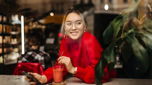 perempuan dan bahagia apa adanya