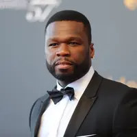 50 Cent dibesarkan oleh ibunya yang ternyata adalah seorang lesbian dan pecandu kokain. Ibunya sendiri meninggal saat usianya 8 tahun. (VALERY HACHE / AFP)