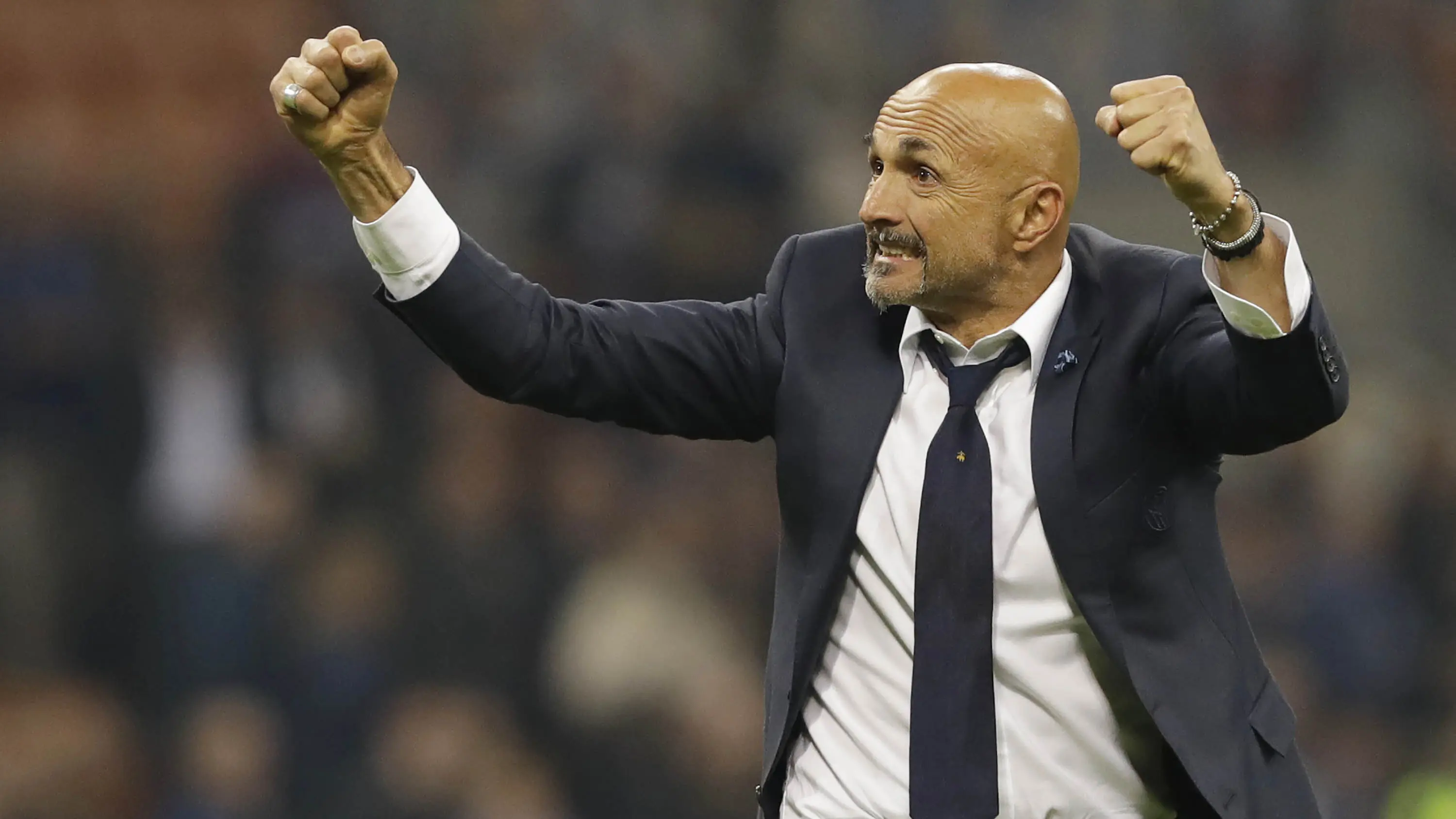 Pelatih Inter Milan, Luciano Spalletti, melakukan selebrasi usai anak asuhnya menang atas Sampdoria pada laga Serie A di Stadion Giuseppe Meazza, Selasa (24/10/2017). Inter Milan menang 3-2 atas Sampdoria. (AP/Luca Bruno)