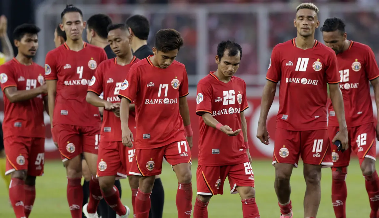 Pemain Persija Jakarta tampak lesu usai dikalahkan Ceres-Negros pada laga Piala AFC di SUGBK, Jakarta, Selasa (23/4). Persija takluk 2-3 dari Ceres-Negros. (Bola.com/M Iqbal Ichsan)