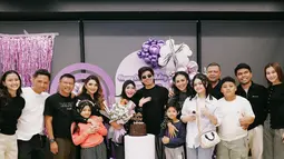 Aurel Hermansyah merayakan ultah secara sederhana bersama keluarga besarnya. Thariq Halilintar hingga Aaliyah Massaid pun hadir. (Foto: Instagram/ attahalilintar)