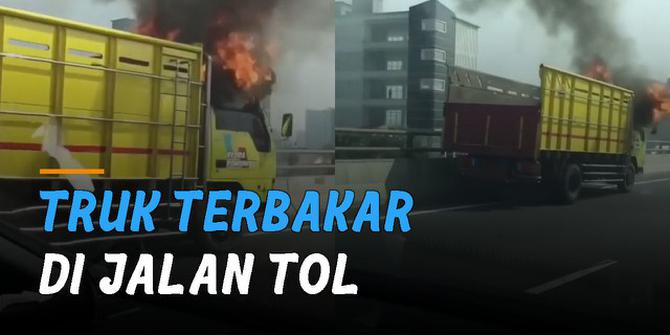 VIDEO: Ngeri, Truk Terbakar Di Jalan Tol