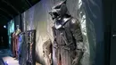Kostum yang dipamerkan dalam pameran "The Game of Thrones Touring Exhibition" di Belfast's Titanic Exhibition Centre, Irlandia utara pada 10 April 2019. Pameran ini terdiri dari kostum, alat peraga dan kostum otentik dari tujuh musim. (AP Photo)