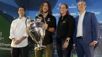 Legenda Barcelona, Carles Puyol, foto bersama Direktur Pemasaran PT Multi Bintang, Mariska Van Drooge, di Jakarta, Senin (11/3). Heineken memulai perhelatan UEFA Champions League Trophy Tour di Indonesia. (Bola.com/Vitalis Yogi Trisna)