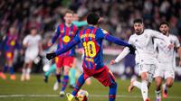 Bintang Barcelona Lamine Yamal mencetak gol ke gawang Albacete di perempat final Copa del Rey di Estadio Carlos Belmonte, Rabu (04/02/2026) dini hari WIB. (AP Photo/Manu Fernandez)