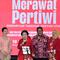 Ketua Umum PDI Perjuangan (Ketum PDIP) Megawati Soekarnoputri menyumbangkan suara emasnya di atas panggung dalam acara Peringatan Hari Ibu PDI Perjuangan. (Tim Media PDIP)