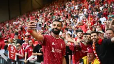 Momen haru menyelimuti perpisahan Mohamed Salah dengan Liverpool din Anfield, Liverpool, Inggris pada Minggu (24/05/2026) waktu setempat. (AFP/Paul Ellis)