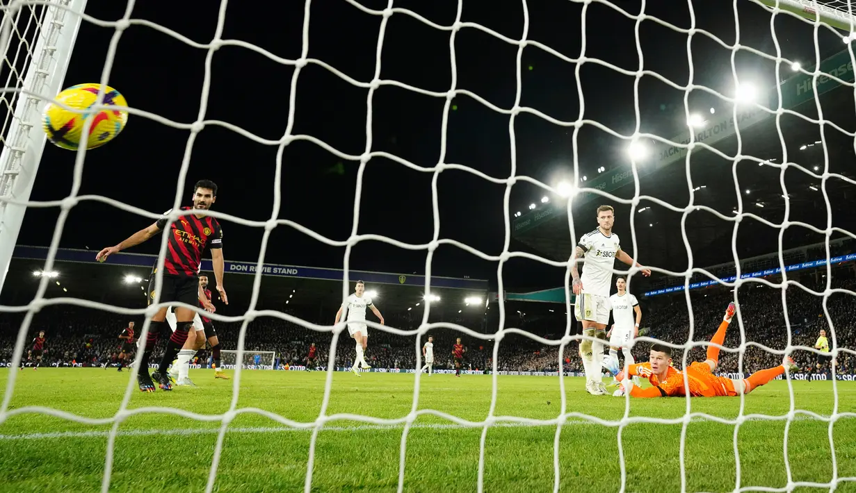Kiper Leeds United Illan Meslier (kanan) gagal menyelamatkan gawangnya dari pemain Manchester City Erling Haaland pada pertandingan sepak bola Liga Inggris di Stadion Elland Road, Leeds, Inggris, 28 Desember 2022. Manchester City mengalahkan Leeds United dengan skor 3-1. (AP Photo/Jon Super)