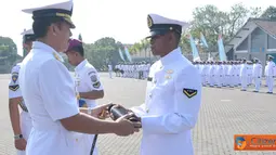 Citizen6, Surabaya: Pada kesempatan itu, Dankobangdikal Laksda TNI Djoko Teguh Wahojo mengucapakan selamat atas keberhasilan para sisiwa Diktukbakat yang telah berhasil menyelesaikan pendidikan selama dua bulan.(Pengirim: Penkobangdikal).